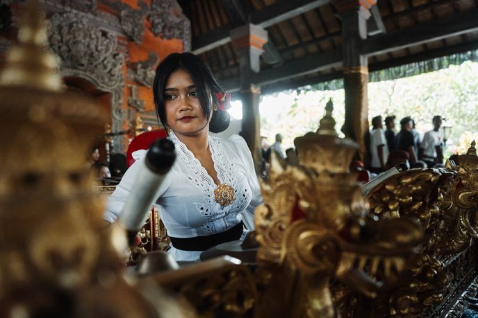Tradiční indonéský orchestr gamelan se skládá hlavně z bicích nástrojů. Tradiční indonéský orchestr gamelan se skládá hlavně z bicích nástrojů.
