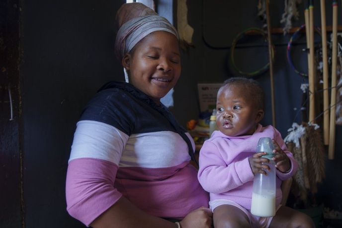 Provincie Gauteng patří k nejstarším v celé JAR, centrum Jo’burgu tomu ale neodpovídá: děti do 14 let tu tvoří 22 procent populace, senioři na 65 let jen 5 procent. Provincie Gauteng patří k nejstarším v celé JAR, centrum Jo’burgu tomu ale neodpovídá: děti do 14 let tu tvoří 22 procent populace, senioři na 65 let jen 5 procent.
