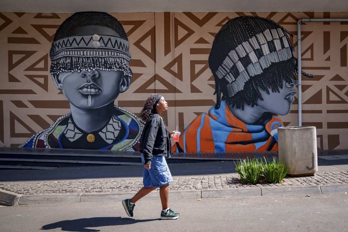 Velkoformátové malby s africkými motivy jsou asi nejautentičtějším projevem místních kreativců. Velkoformátové malby s africkými motivy jsou asi nejautentičtějším projevem místních kreativců.