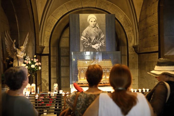 Bernadette Soubirous se po zjevení v Lurdech stala řeholnicí. Po své smrti byla blahořečena a prohlášena za svatou. Bernadette Soubirous se po zjevení v Lurdech stala řeholnicí. Po své smrti byla blahořečena a prohlášena za svatou.
