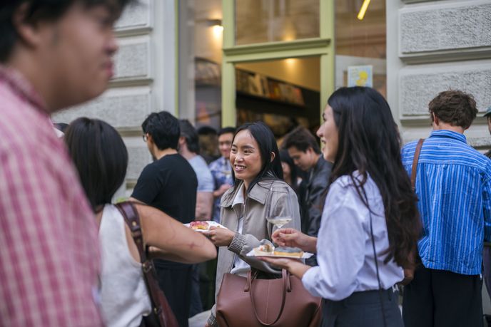 Jazykovou bariéru v rodinách vnímá mladá generace Vietnamců velmi intenzivně. Jazykovou bariéru v rodinách vnímá mladá generace Vietnamců velmi intenzivně.