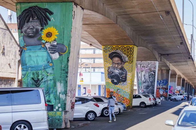 Graffiti: pouliční umění je všudypřítomné a díkybohu za něj. Je to nejlepší důkaz toho, že do problematických částí CBD se vrací normální život. Graffiti: pouliční umění je všudypřítomné a díkybohu za něj. Je to nejlepší důkaz toho, že do problematických částí CBD se vrací normální život.