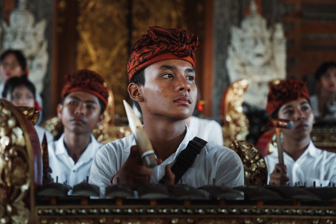 Před snesením těla zesnulého do tradiční věže Bade hráli na nádvoří chrámu hudebníci z orchestru gamelan. Před snesením těla zesnulého do tradiční věže Bade hráli na nádvoří chrámu hudebníci z orchestru gamelan.