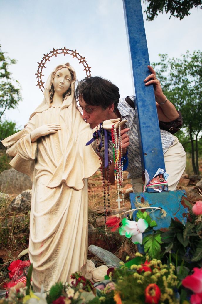 Polibek Panně Marie je vrcholem návštěvy v Medžugorje. Polibek Panně Marie je vrcholem návštěvy v Medžugorje.