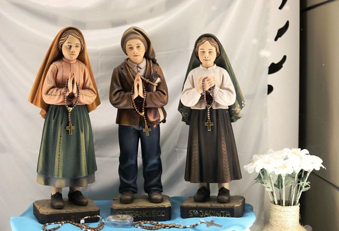 Tři děti se staly vizionáři po zjevení ve Fatimě. Tři děti se staly vizionáři po zjevení ve Fatimě.