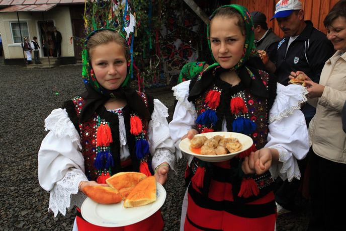Závitky sarmale a další dobroty patří ke slavnostní tabuli. Závitky sarmale a další dobroty patří ke slavnostní tabuli.