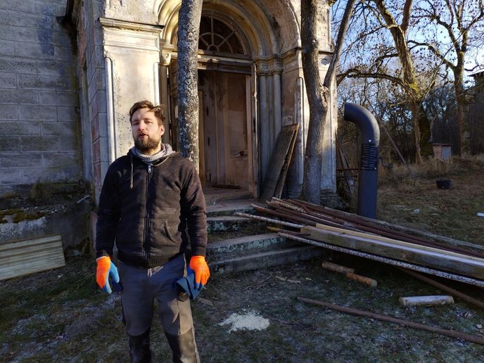 Když kostel vysekávali z houští, dva stromy před vchodem nechali záměrně. Když kostel vysekávali z houští, dva stromy před vchodem nechali záměrně.