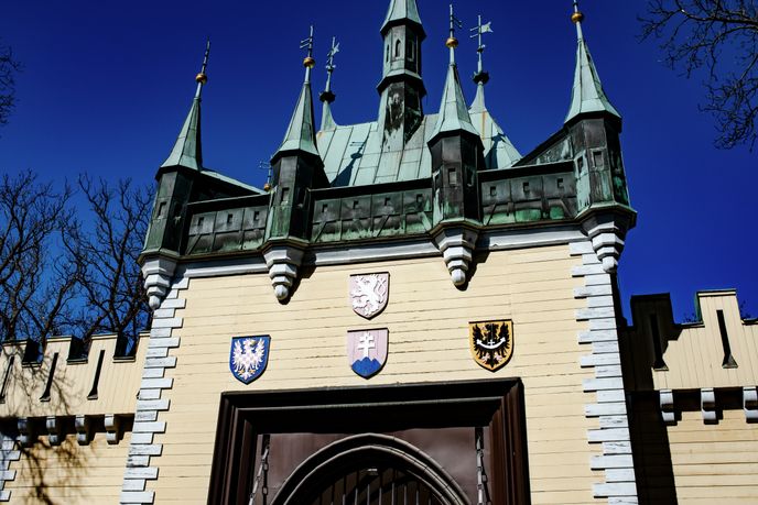 Vstupní brána Zrcadlového bludiště. Neztraťte se tu... Vstupní brána Zrcadlového bludiště. Neztraťte se tu...