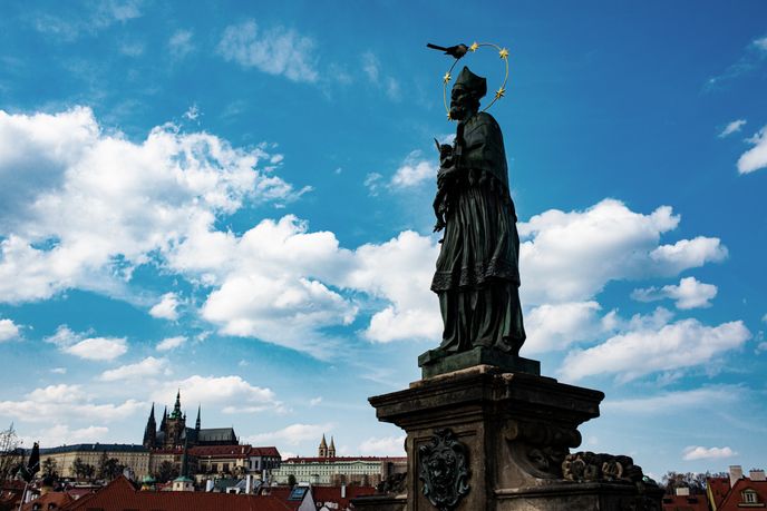 Socha svatého Jana Nepomuckého na Karlově mostě Socha svatého Jana Nepomuckého na Karlově mostě