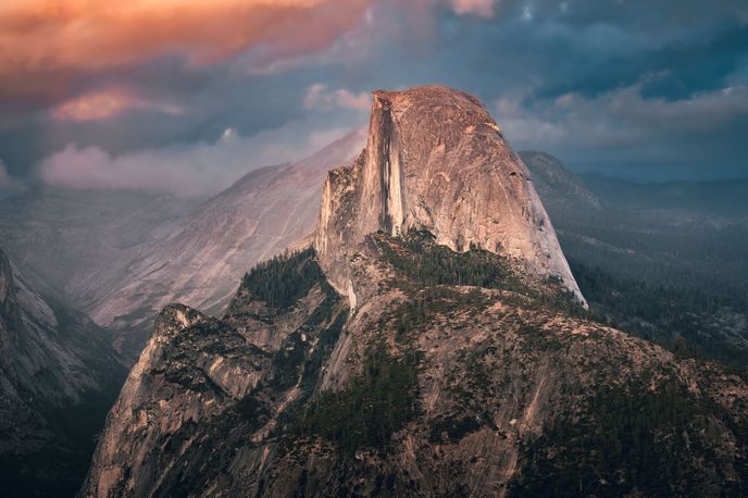 Bouře nad Half Dome v Národním parku Yosemity Bouře nad Half Dome v Národním parku Yosemity