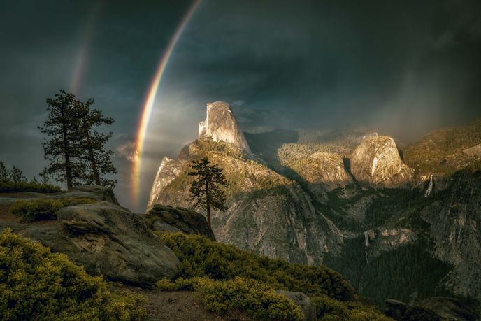 Spektakulární přírodní divadlo nad Half Dome v Yosemitech Spektakulární přírodní divadlo nad Half Dome v Yosemitech