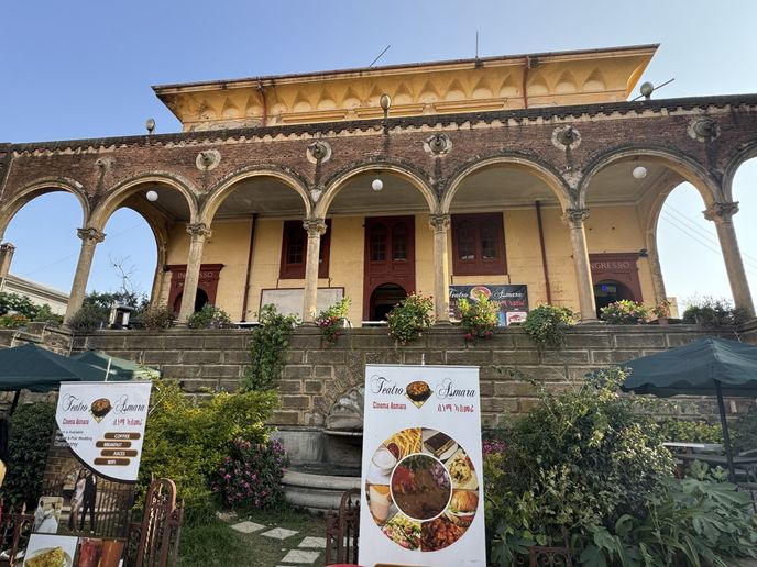 Jedna z mnoha budov v Asmaře ve stylu art deco, která slouží jako restaurace a zároveň "internetová kavárna". Jedna z mnoha budov v Asmaře ve stylu art deco, která slouží jako restaurace a zároveň "internetová kavárna".