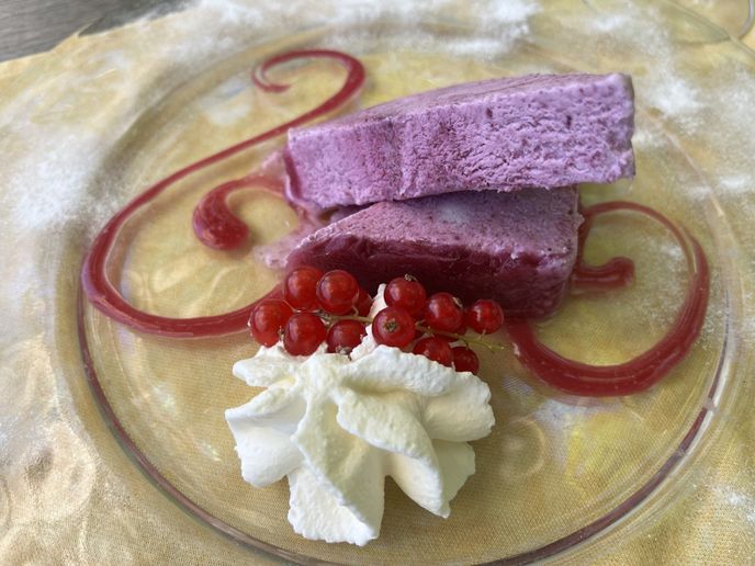 Oblíbené semifreddo aneb zpola mražený zmrzlinový dezert. Oblíbené semifreddo aneb zpola mražený zmrzlinový dezert.