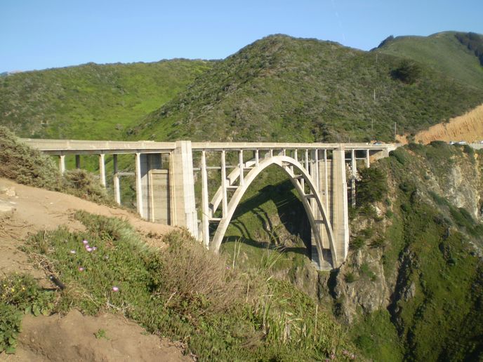 Jedna z ikon Big Sur, most Bixby Creek Bridge. Jedna z ikon Big Sur, most Bixby Creek Bridge.
