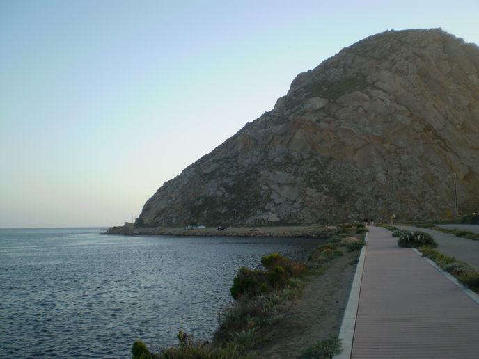 Morro Rock je sopečného původu a je chráněnou přírodní památkou. Morro Rock je sopečného původu a je chráněnou přírodní památkou.
