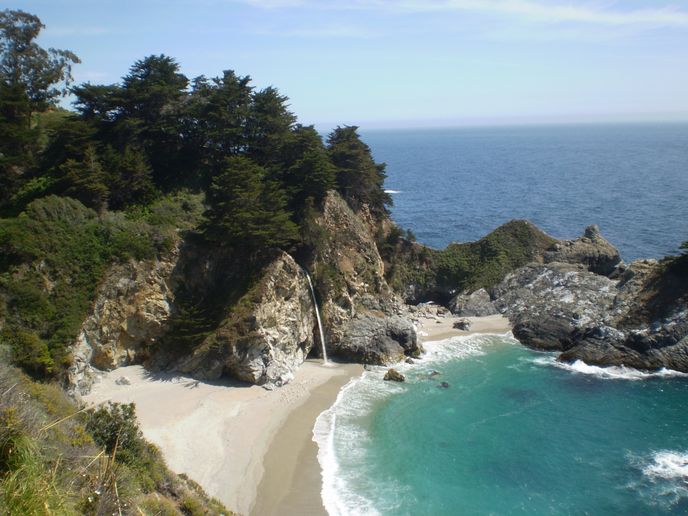 Vodopád McWay Falls je oblíbeným cílem turistů. Vodopád McWay Falls je oblíbeným cílem turistů.