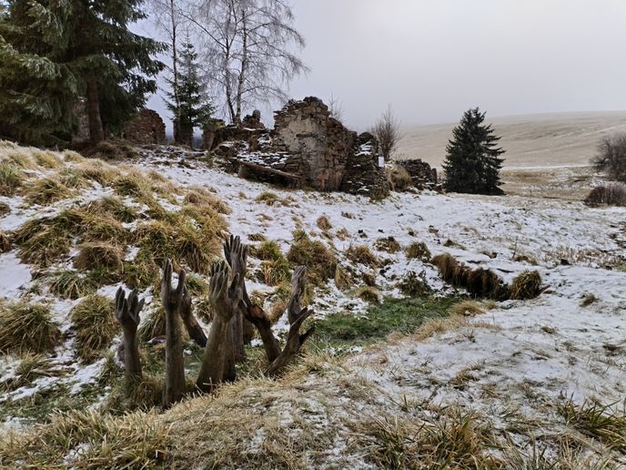 Königsmühle – zbytky někdejší ospalé horské vesničky dnes zdobí sochy. Königsmühle – zbytky někdejší ospalé horské vesničky dnes zdobí sochy.