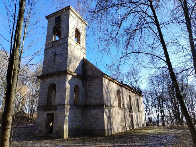 Kostel v Nových Domcích je velmi ojedinělou sakrální stavbou v empírovém slohu. Kostel v Nových Domcích je velmi ojedinělou sakrální stavbou v empírovém slohu.