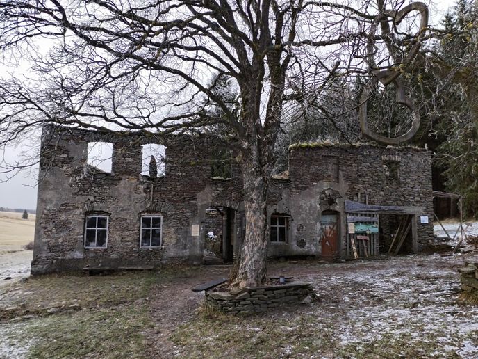Poslední dům v Königsmühle, který jakžtakž stojí. Poslední dům v Königsmühle, který jakžtakž stojí.