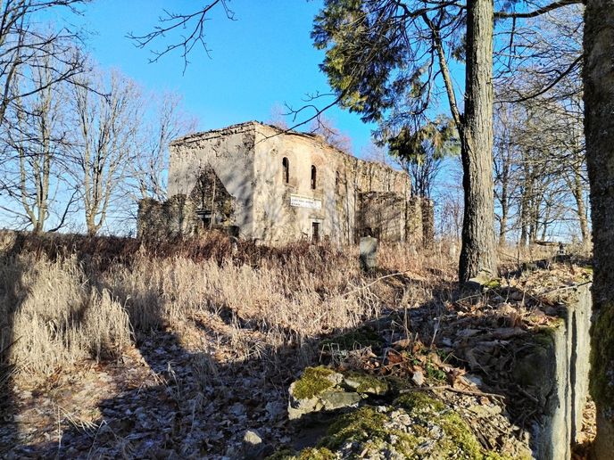 Poutní kostel svaté Anny nad Pořejovem chátrá. Poutní kostel svaté Anny nad Pořejovem chátrá.