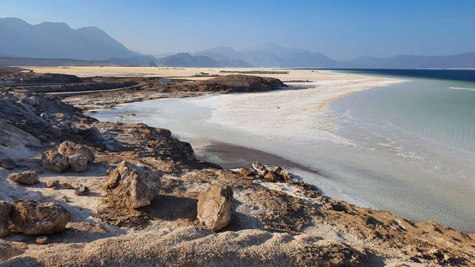 Jezero Assal obklopují hory vysoké až 1700 metrů, samo slané jezero je 150 metrů pod hladinou světového oceánu. Jezero Assal obklopují hory vysoké až 1700 metrů, samo slané jezero je 150 metrů pod hladinou světového oceánu.