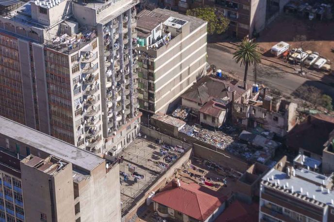 Skutečnou sondu do každodennosti metropole nabízí pohled z výšky. Dvorky, střechy a terasy pokryté odpadky zachycují neutěšený stav centra města. Skutečnou sondu do každodennosti metropole nabízí pohled z výšky. Dvorky, střechy a terasy pokryté odpadky zachycují neutěšený stav centra města.