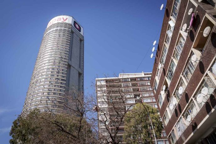Čtvrti Berea a Hillbrow zažily v 90. letech 20. století úpadek, dnes se do mistrovských děl městského brutalismu vrací život. Čtvrti Berea a Hillbrow zažily v 90. letech 20. století úpadek, dnes se do mistrovských děl městského brutalismu vrací život.