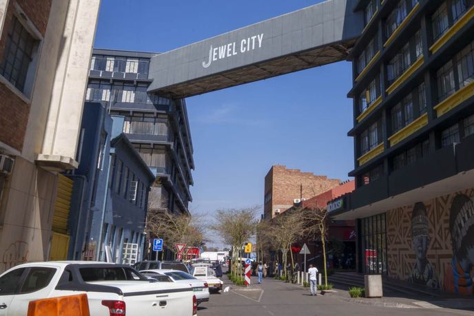 Jewel City: bývalá židovská čtvrť je dnes ukázkou skvěle provedené revitalizace opuštěné čtvrti, kam jste se před pár lety báli vstoupit. Jewel City: bývalá židovská čtvrť je dnes ukázkou skvěle provedené revitalizace opuštěné čtvrti, kam jste se před pár lety báli vstoupit.