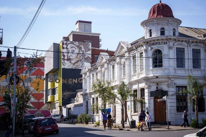 Luxusní hotel a bar Cosmopolitan z roku 1899 byl ikonou Jozi v době zlaté horečky. Dnes patří k architektonickým skvostům čtvrti Maboneng, v překladu jazyka sotho „místě světla“. Luxusní hotel a bar Cosmopolitan z roku 1899 byl ikonou Jozi v době zlaté horečky. Dnes patří k architektonickým skvostům čtvrti Maboneng, v překladu jazyka sotho „místě světla“.