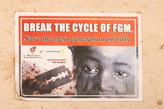 Plakát proti FGM v gambijské škole. Plakát proti FGM v gambijské škole.