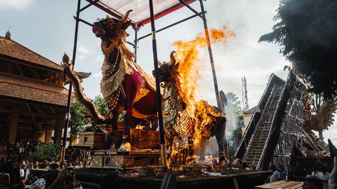 Fascinující rituál kremace v historickém centru městečka Ubud na indonéském ostrově Bali. Fascinující rituál kremace v historickém centru městečka Ubud na indonéském ostrově Bali.