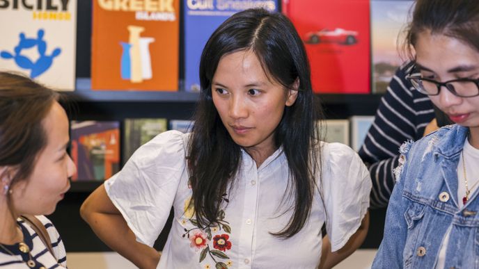 Způsob, jak překlenout jazykovou bariéru, se snaží najít producentka a zakladatelka prvního česko-vietnamského nakladatelství, Thuy Linh Mai. Způsob, jak překlenout jazykovou bariéru, se snaží najít producentka a zakladatelka prvního česko-vietnamského nakladatelství, Thuy Linh Mai.