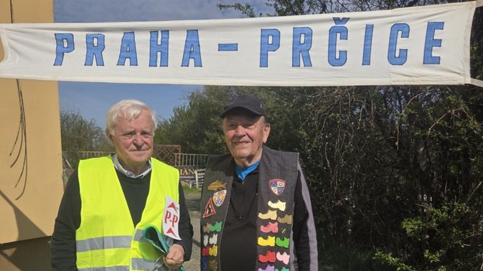 Čtyřiaosmdesátiletý Miroslav Brábník (vpravo) patří k rekordmanům pochodu Praha – Prčice. Čtyřiaosmdesátiletý Miroslav Brábník (vpravo) patří k rekordmanům pochodu Praha – Prčice.
