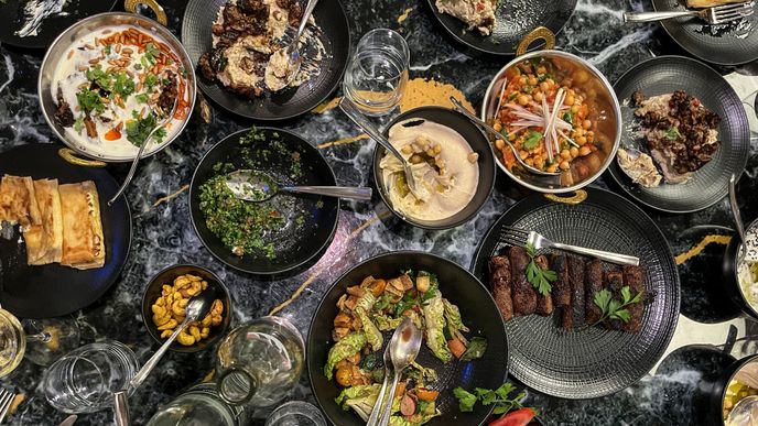 Pestrý svět chutí na jedné tabuli aneb orientální hostina ve stylu libanonského street food. Pestrý svět chutí na jedné tabuli aneb orientální hostina ve stylu libanonského street food.