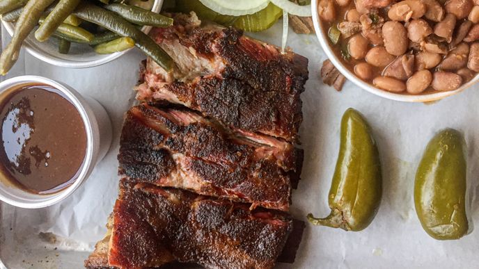 Brisket, žebírka a klobása: neobyčejná trojka na obyčejném papíře. Brisket, žebírka a klobása: neobyčejná trojka na obyčejném papíře.