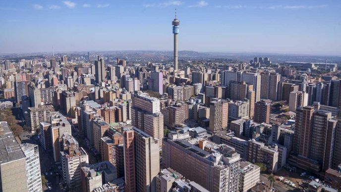 New York jižní polokoule. Tak označili Jo’burg v roce 1948 Hanzelka se Zikmundem a dodnes platí, že největší jihoafrická metropole se té americké v ledasčem podobá. Není sice hlavním městem, ale ekonomickým a kulturním srdcem celé země rozhodně ano. New York jižní polokoule. Tak označili Jo’burg v roce 1948 Hanzelka se Zikmundem a dodnes platí, že největší jihoafrická metropole se té americké v ledasčem podobá. Není sice hlavním městem, ale ekonomickým a kulturním srdcem celé země rozhodně ano.