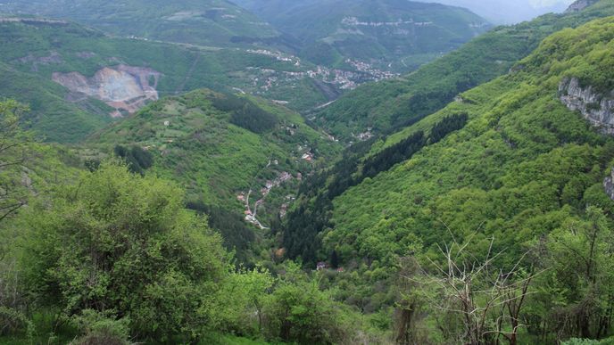 Nadmořská výše nejvyšších vrcholů u vesnice Zasele osciluje okolo 1400 metrů Nadmořská výše nejvyšších vrcholů u vesnice Zasele osciluje okolo 1400 metrů