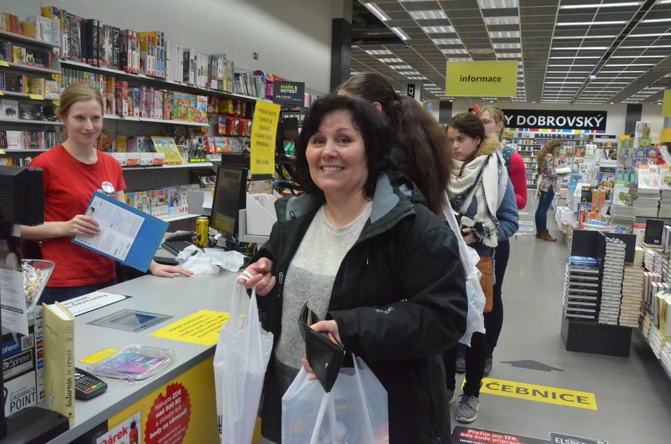 Lenka Fuchsová (49) z Olomouce využila včera, stejně jako mnoho dalších Hanáků, slevy k nákupu knih.