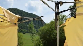 Dva vrtulníky zasahovaly ve skautském táboře ve slovenské obci Podskalie. Dva instruktoři tam utrpěli popáleniny poté, co došlo k úniku plynu.
