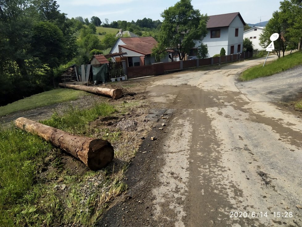 Voda a bahno se do vsi přivalily tudy, z kopců nad Jestřabím.