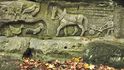 Mytická postava starověkých českých pověstí Horymír skáče na svém bájném mluvícím koni Šemíkovi. Jeden ze čtyř desítek skalních reliéfů vytvořených amatérským sochařem Vojtěchem Kopicem v lese nedaleko jeho statku u vesnice Kacanovy na Turnovsku.