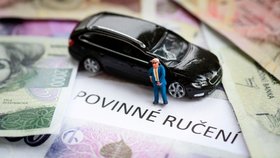 Povinné ručení automobilů zdražilo, od minulého roku připlácíme čtyři procenta navíc.