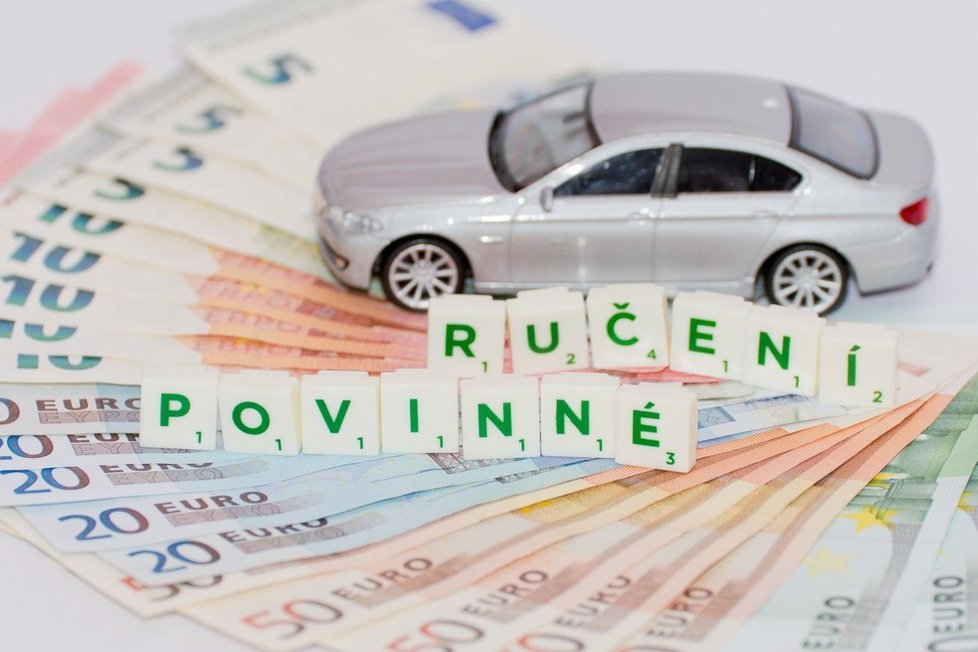 Povinné ručení automobilů zdražilo, od minulého roku připlácíme čtyři procenta navíc.