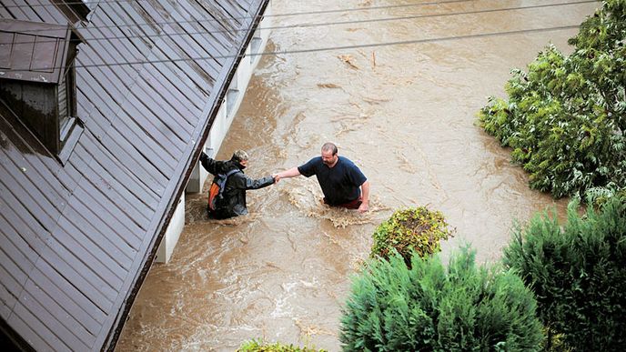 S povodněmi roste soucit s postiženými. S jejich poklesem se zapomíná na příčiny.