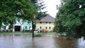 Říčka Černá se v Benešově na Českokrumlovsku vylila z břehů a zatopila ulici.