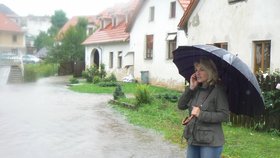 Starostka Veronika Korchová v Benešově nad Černou sleduje stoupající hladinu říčky Černá, která se vylila z břehů.