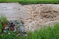 Velká voda na jižní Moravě: Velička na trojce! Vytopené domy, sklepy i továrna