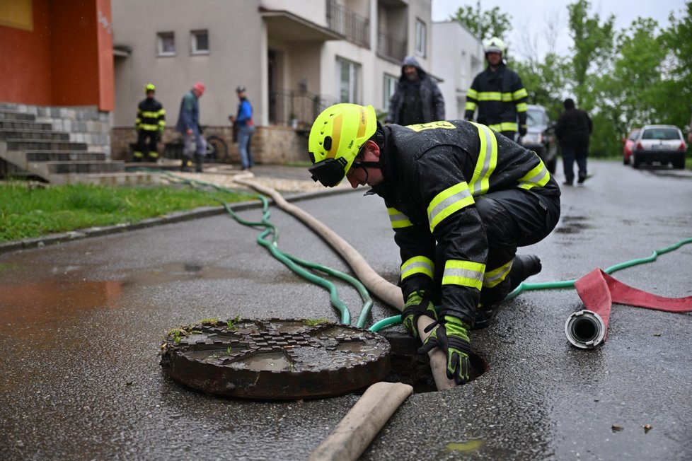 Hasiči odčerpávají vodu ze zaplavených sklepů v Sudoměřicích.