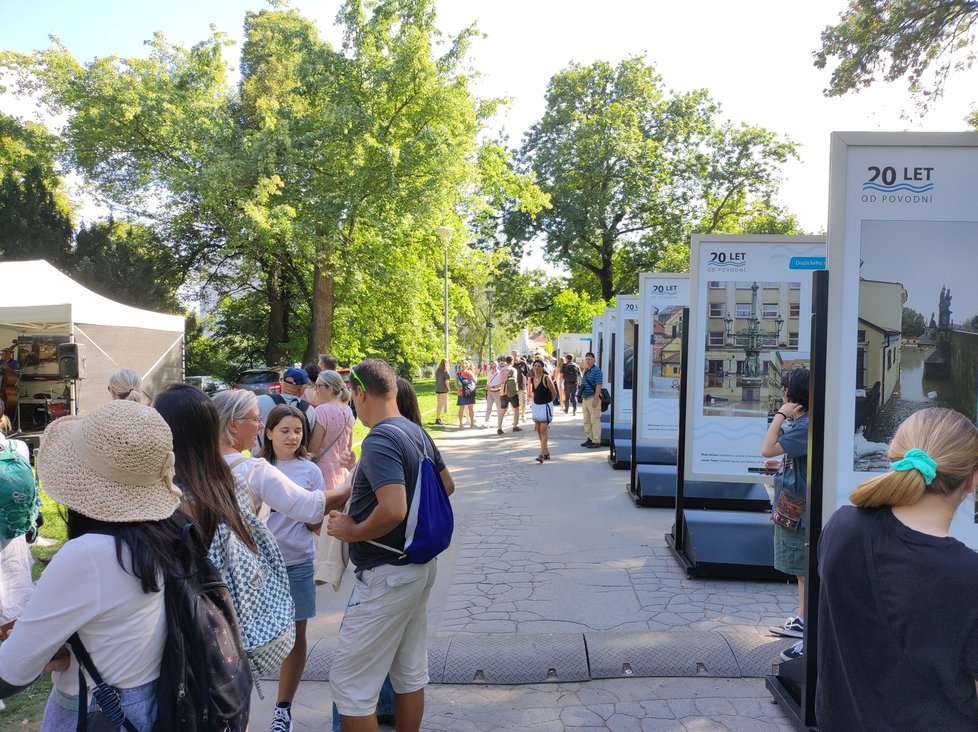 Výstava 20 let od povodní tvoří 20 panelu s fotkami. Připomínají povodně roku 2002. Zaplaveny byly Karlín i Holešovice.