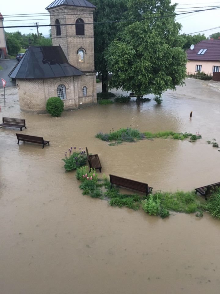 Voda zaplavila i obec Jestřabí a tamní Kapli Panny Marie Svatohostýnské. 